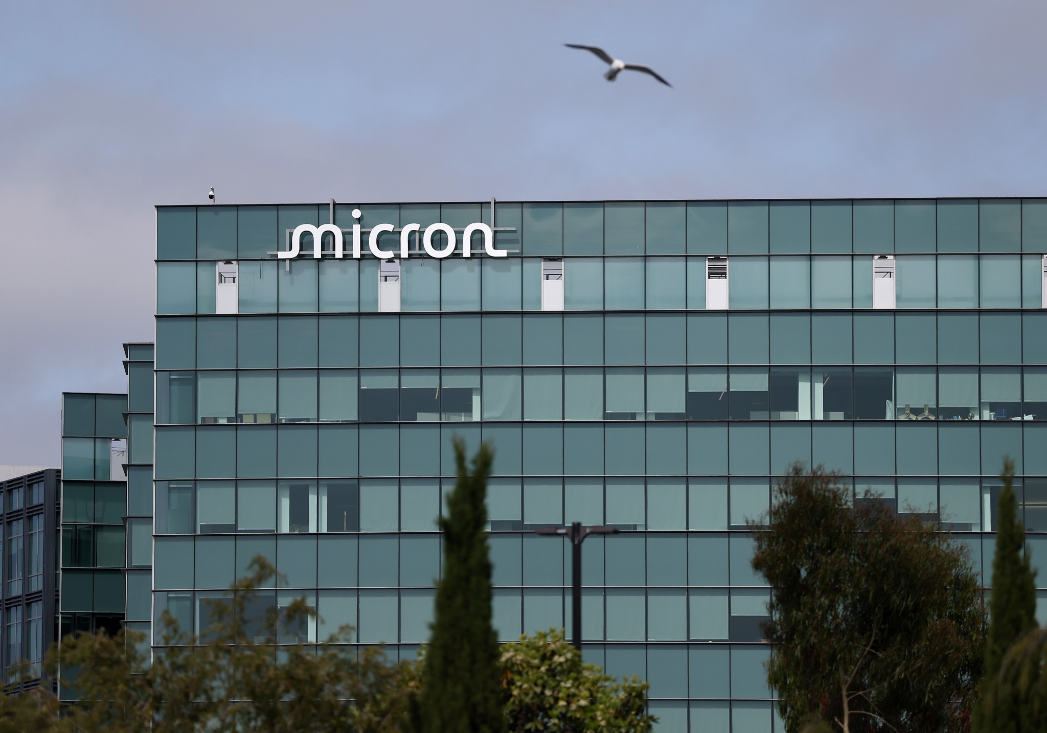 Micron: Γιατί όλοι μιλούν για τον κολοσσό της τεχνητής νοημοσύνης