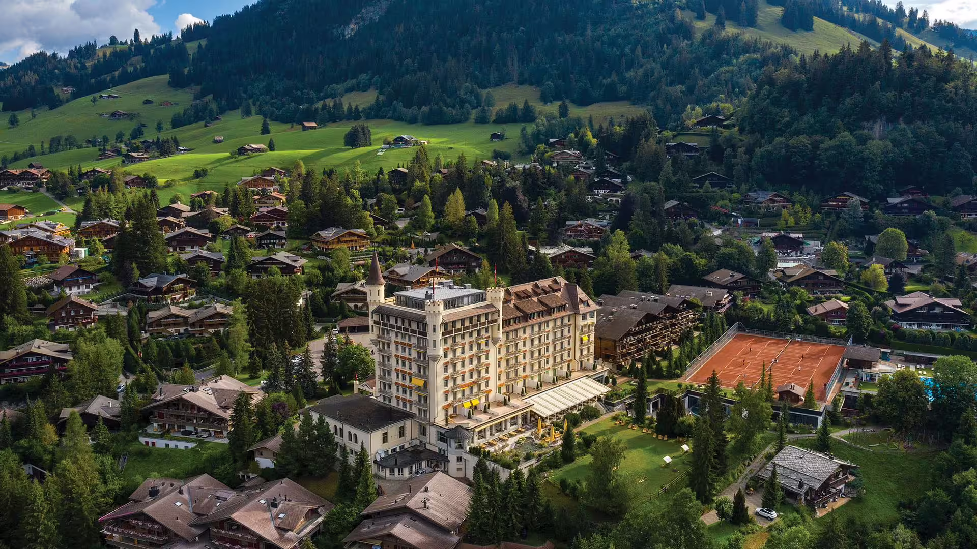 Πώς είναι το καλοκαίρι στο Gstaad Palace, το ξενοδοχείο-σύμβολο στις ελβετικές Αλπεις