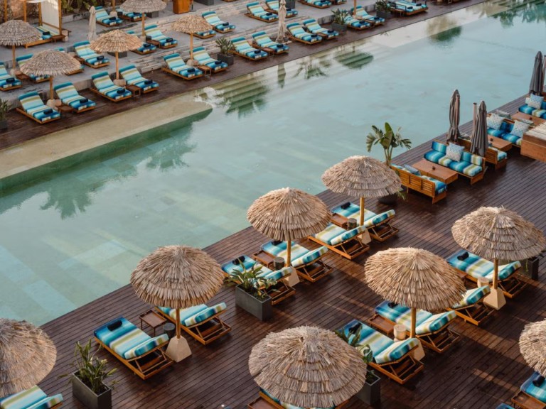 Ομπρέλες Gucci, ξαπλώστρες Βurberry: Τα πιο όμορφα beach club στην Ευρώπη 