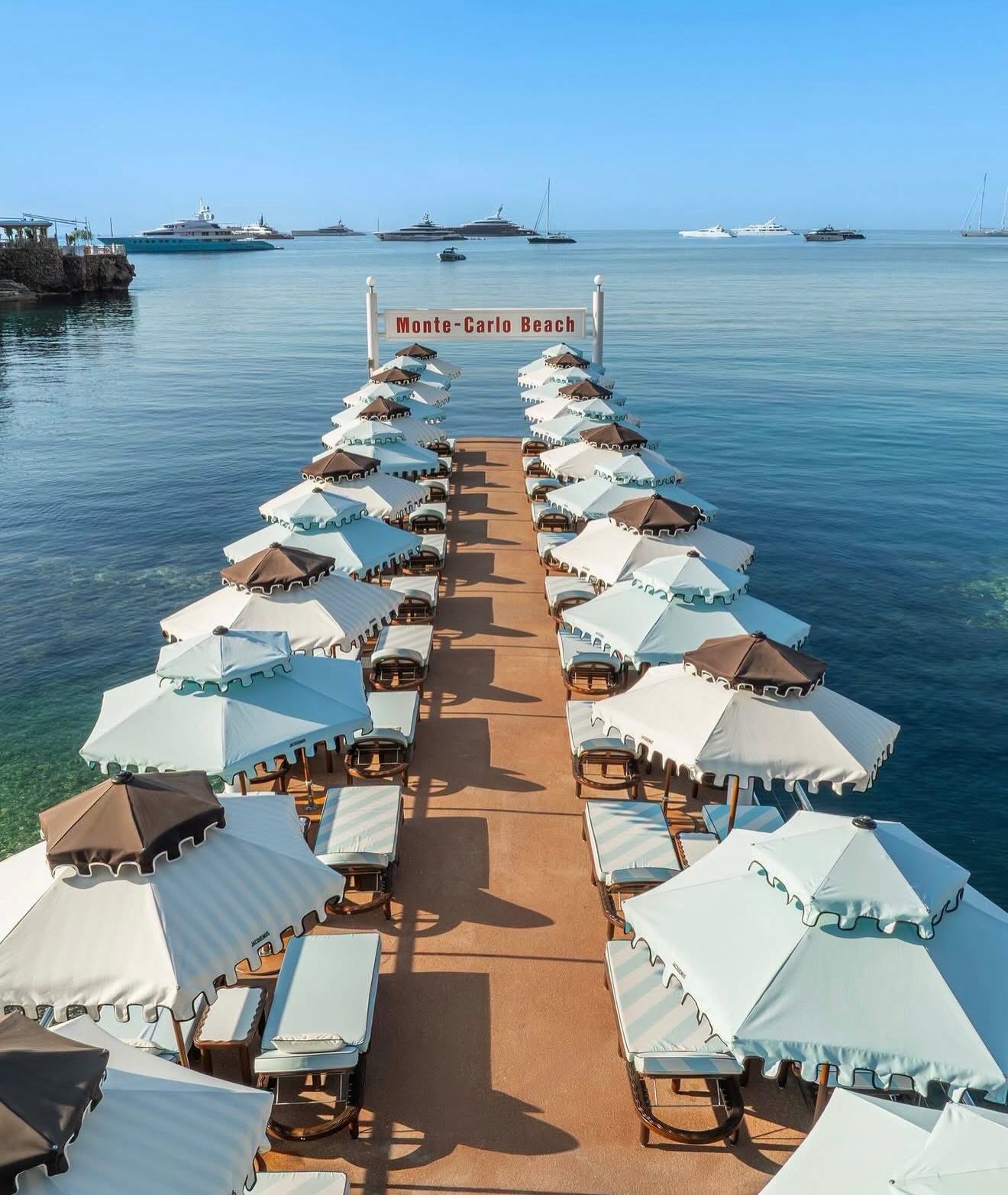 Ομπρέλες Gucci, ξαπλώστρες Βurberry: Τα πιο όμορφα beach club στην Ευρώπη 