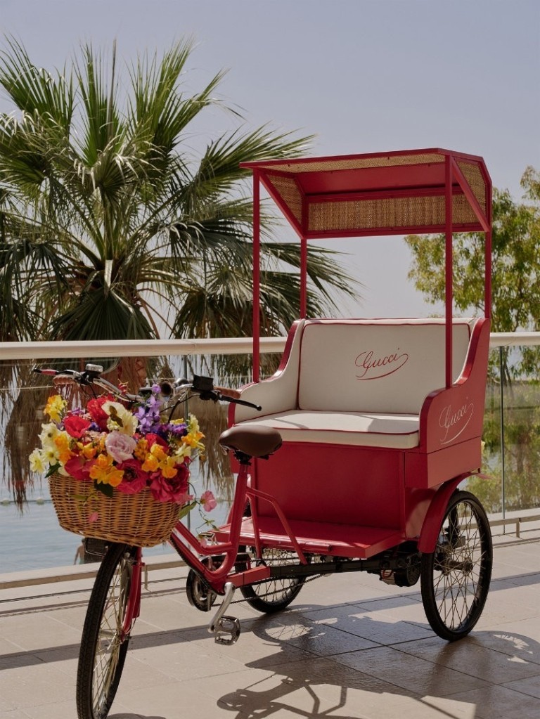 Ομπρέλες Gucci, ξαπλώστρες Βurberry: Τα πιο όμορφα beach club στην Ευρώπη 
