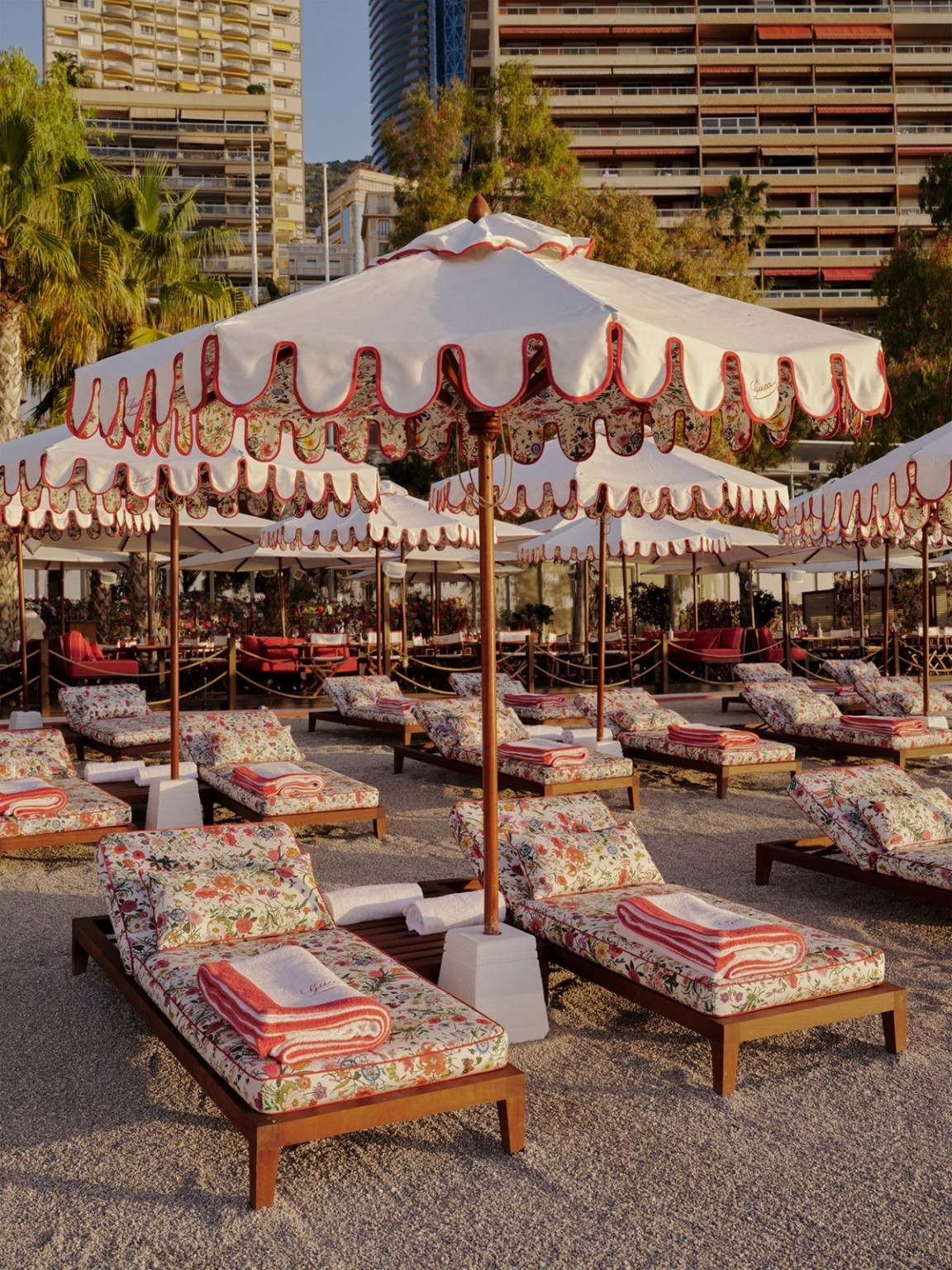 Ομπρέλες Gucci, ξαπλώστρες Βurberry: Τα πιο όμορφα beach club στην Ευρώπη 