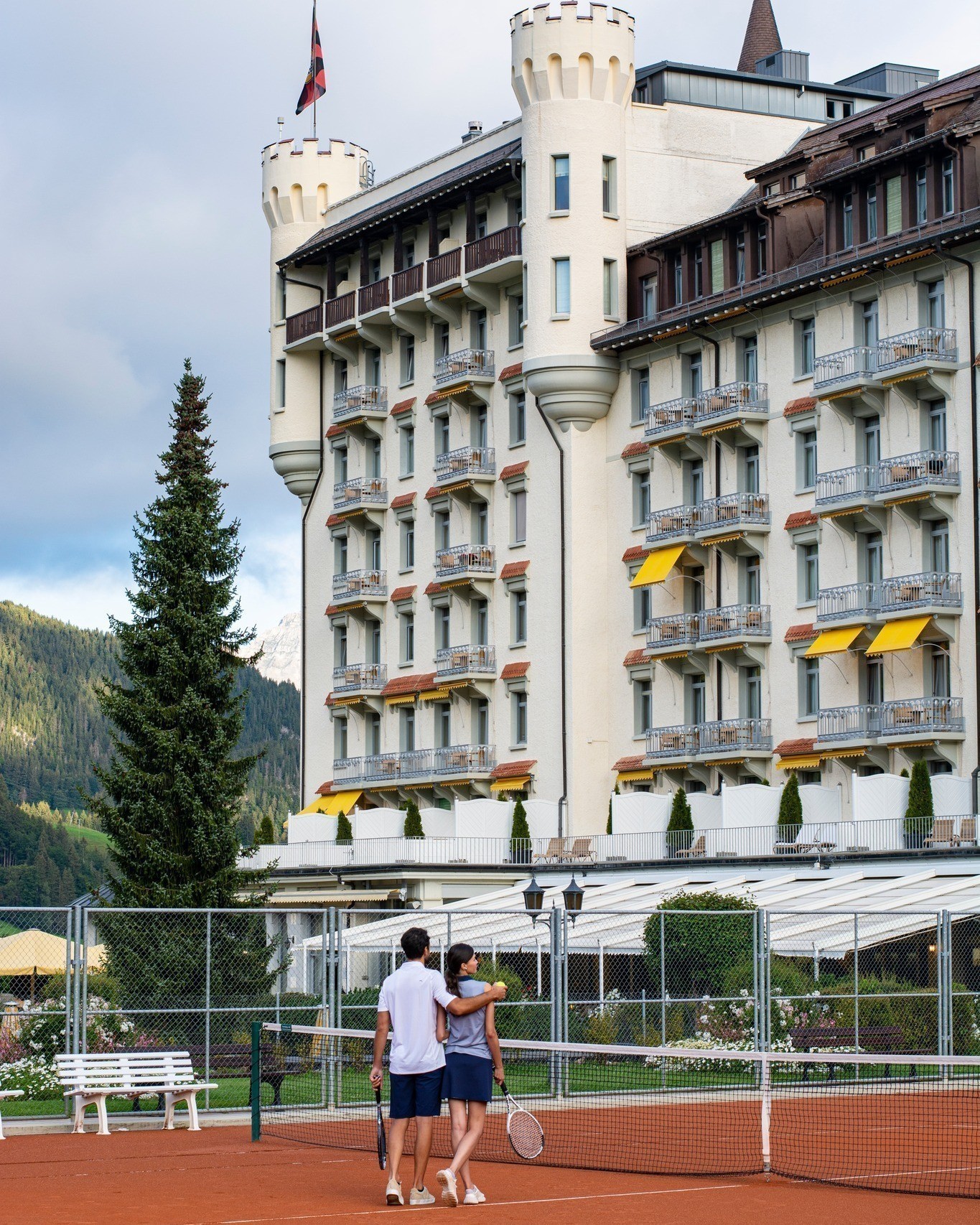 Πώς είναι το καλοκαίρι στο Gstaad Palace, το ξενοδοχείο-σύμβολο στις ελβετικές Αλπεις
