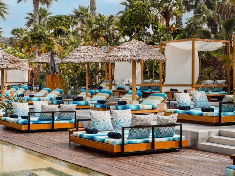 Ομπρέλες Gucci, ξαπλώστρες Βurberry: Τα πιο όμορφα beach club στην Ευρώπη 