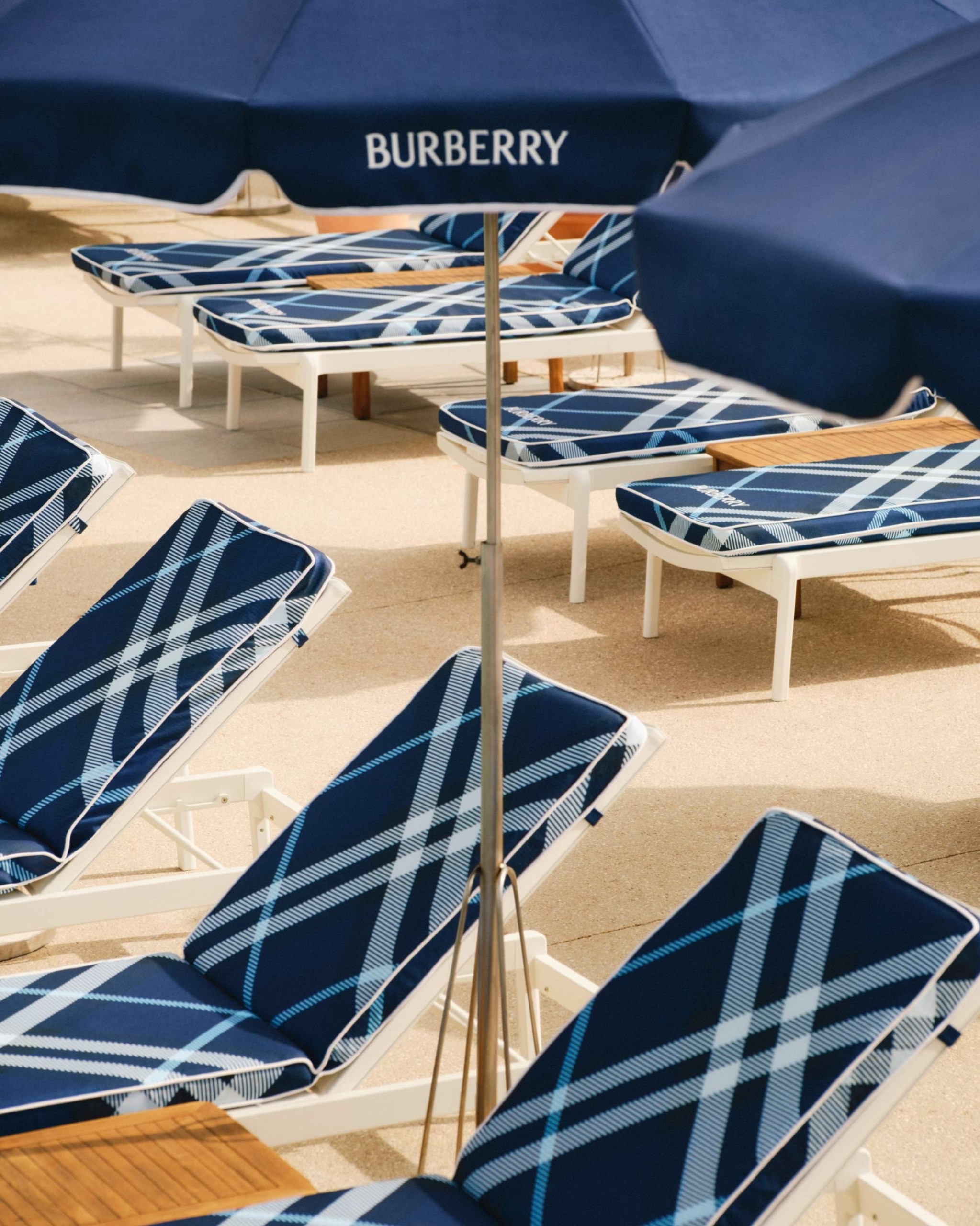 Ομπρέλες Gucci, ξαπλώστρες Βurberry: Τα πιο όμορφα beach club στην Ευρώπη 