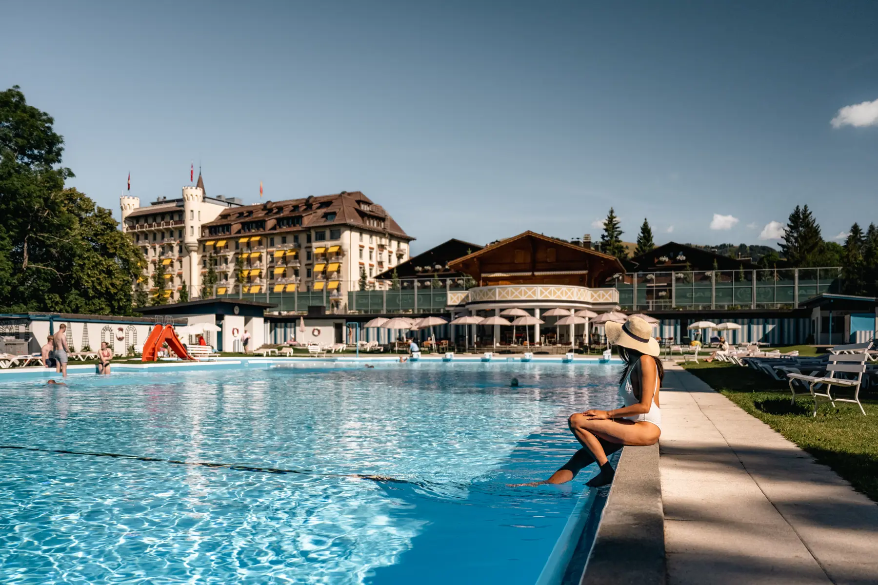 Πώς είναι το καλοκαίρι στο Gstaad Palace, το ξενοδοχείο-σύμβολο στις ελβετικές Αλπεις