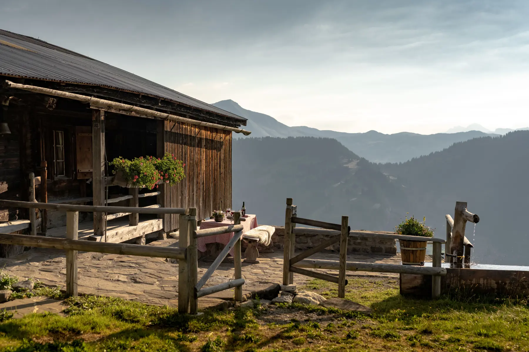 Πώς είναι το καλοκαίρι στο Gstaad Palace, το ξενοδοχείο-σύμβολο στις ελβετικές Αλπεις