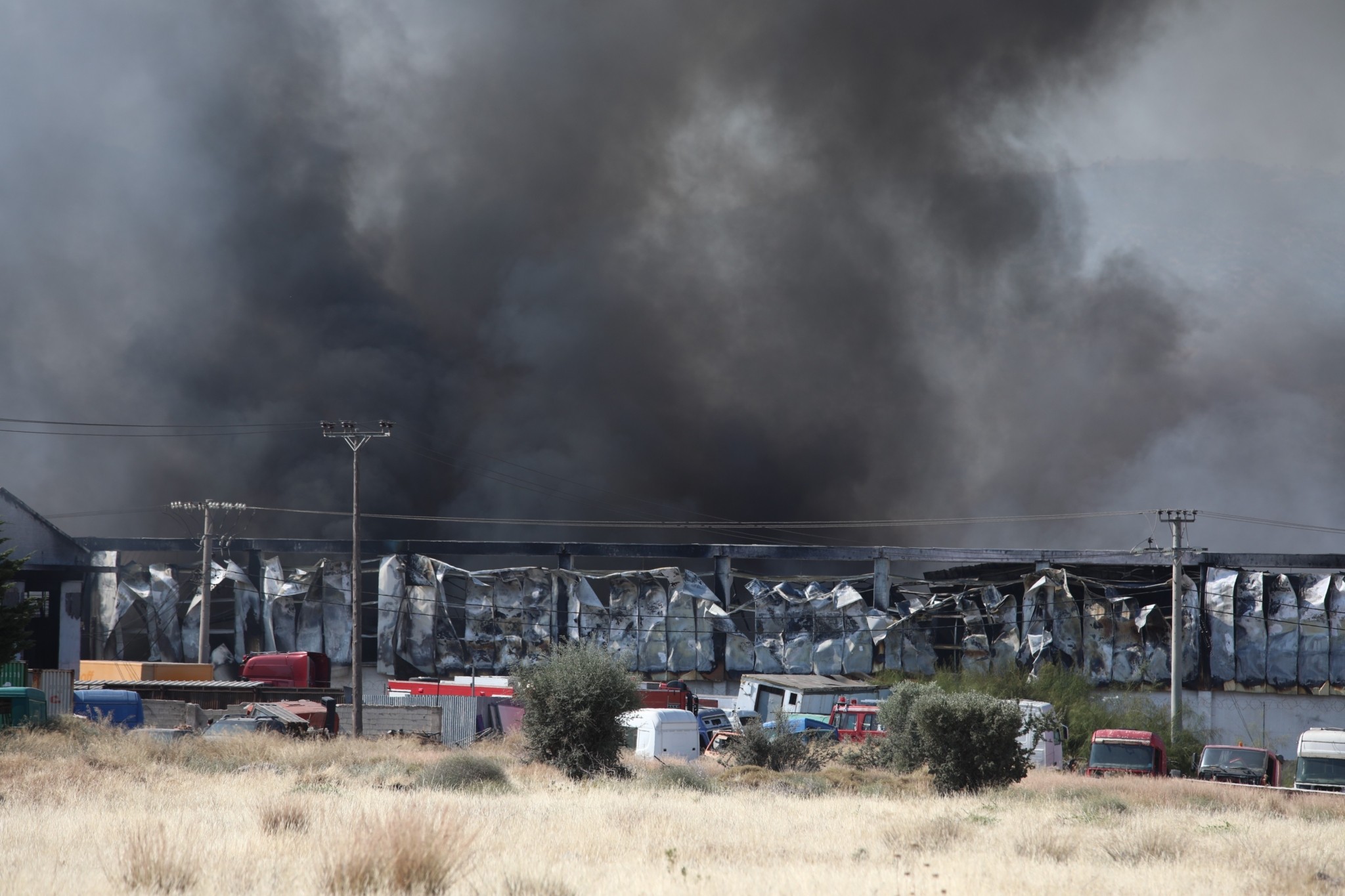 Οχτώ τραυματίες από τη φωτιά σε επιχείρηση στον Ασπρόπυργο, οι τρεις διασωληνωμένοι – Ανησυχία για φορτηγό με δεξαμενή προπανίου (pics+tweet) (upd)