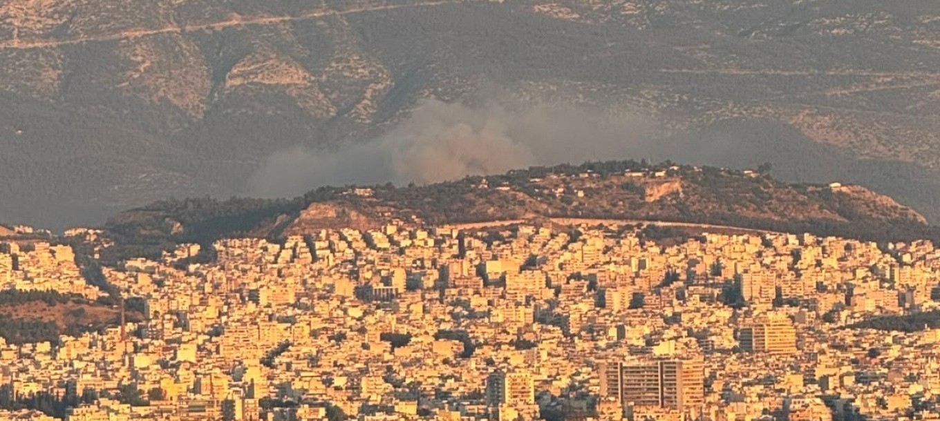 Φωτιά στο παλιό κτίριο του Μπάντμιντον στο Πάρκο Γουδή – Ήχησε το 112 (vid)