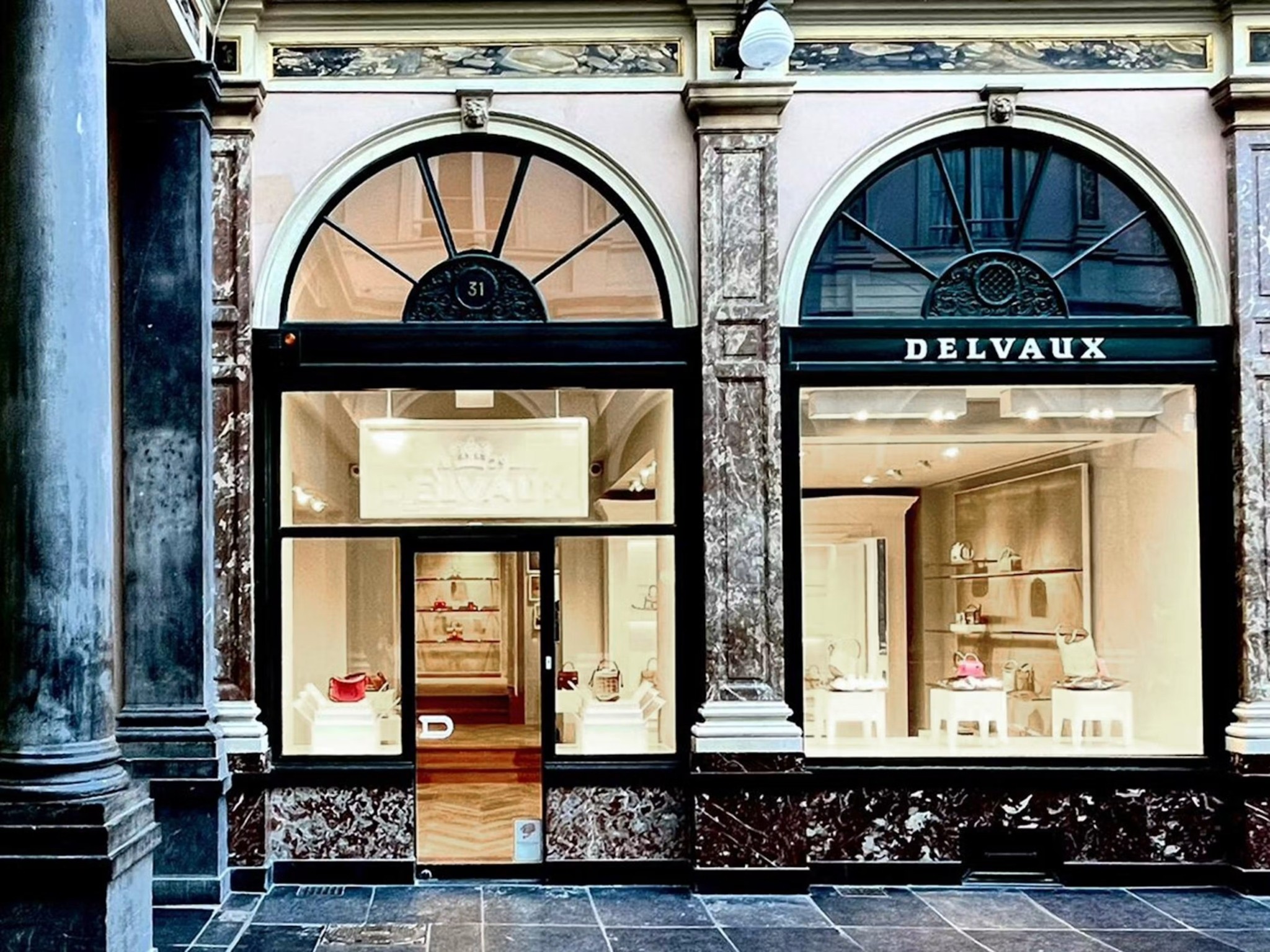 Delvaux: Η ιστορία του οίκου που παράγει αποκλειστικά χειροποίητες τσάντες