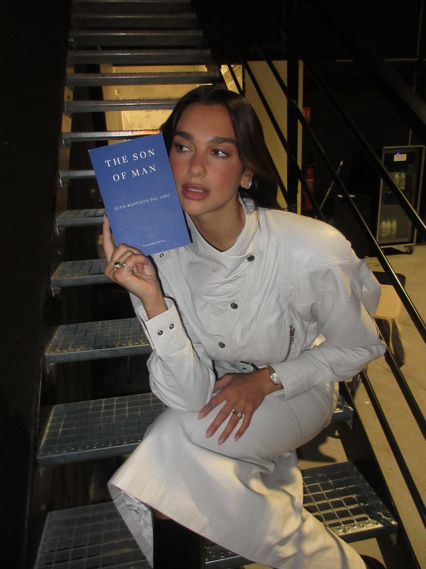 Η Dua Lipa έφτιαξε βιβλιοθήκη με τα βιβλία που έχουν λογοκριθεί 