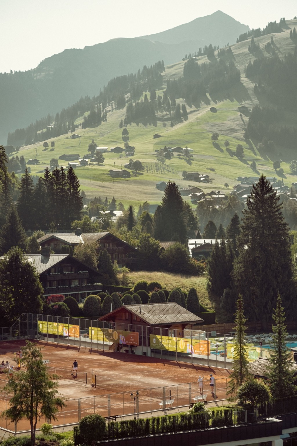 Πώς είναι το καλοκαίρι στο Gstaad Palace, το ξενοδοχείο-σύμβολο στις ελβετικές Αλπεις