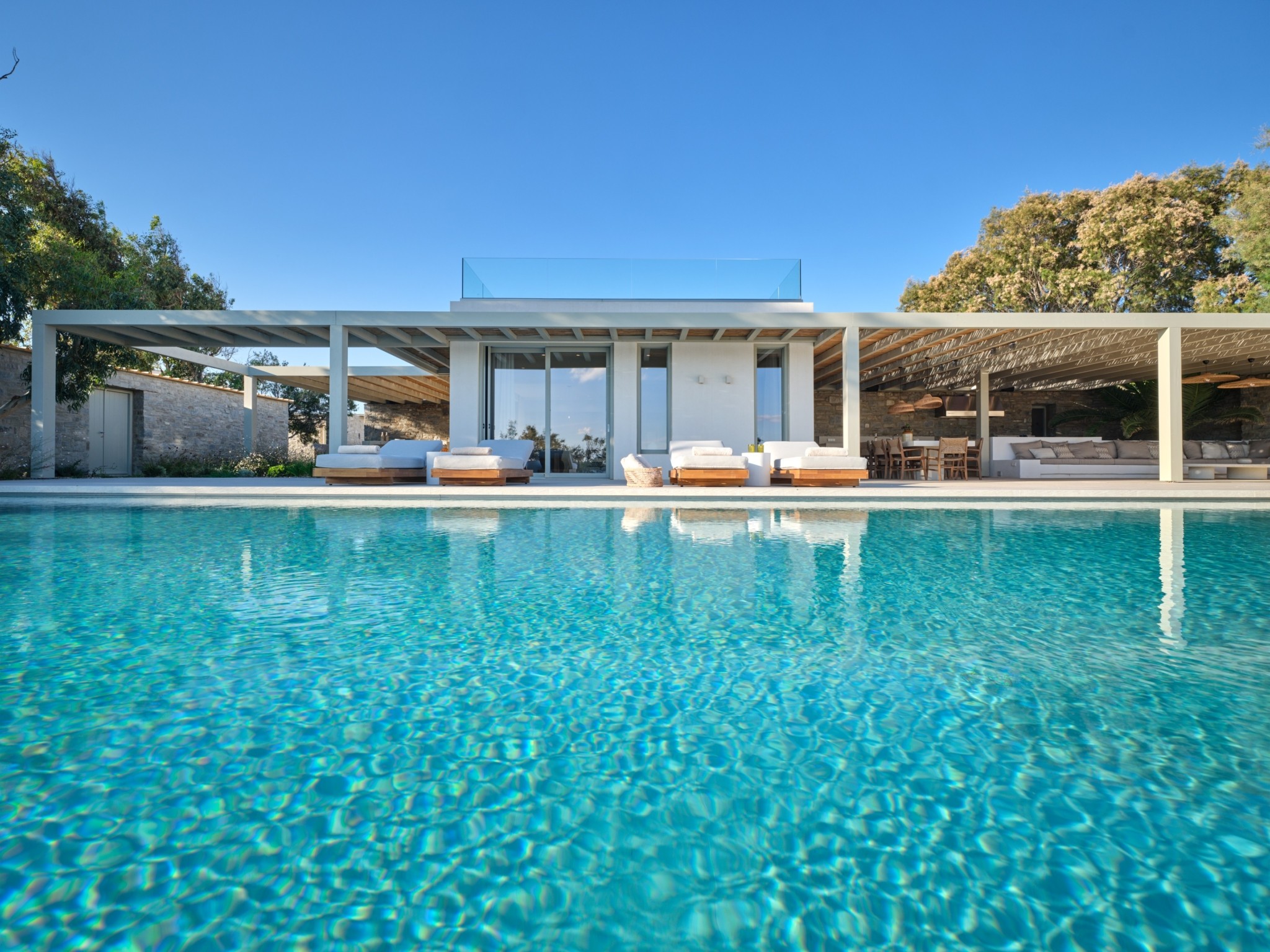 Villa Noema: Μια εντυπωσιακή παραθαλάσσια κατοικία στη Χρυσή Ακτή στην Πάρο