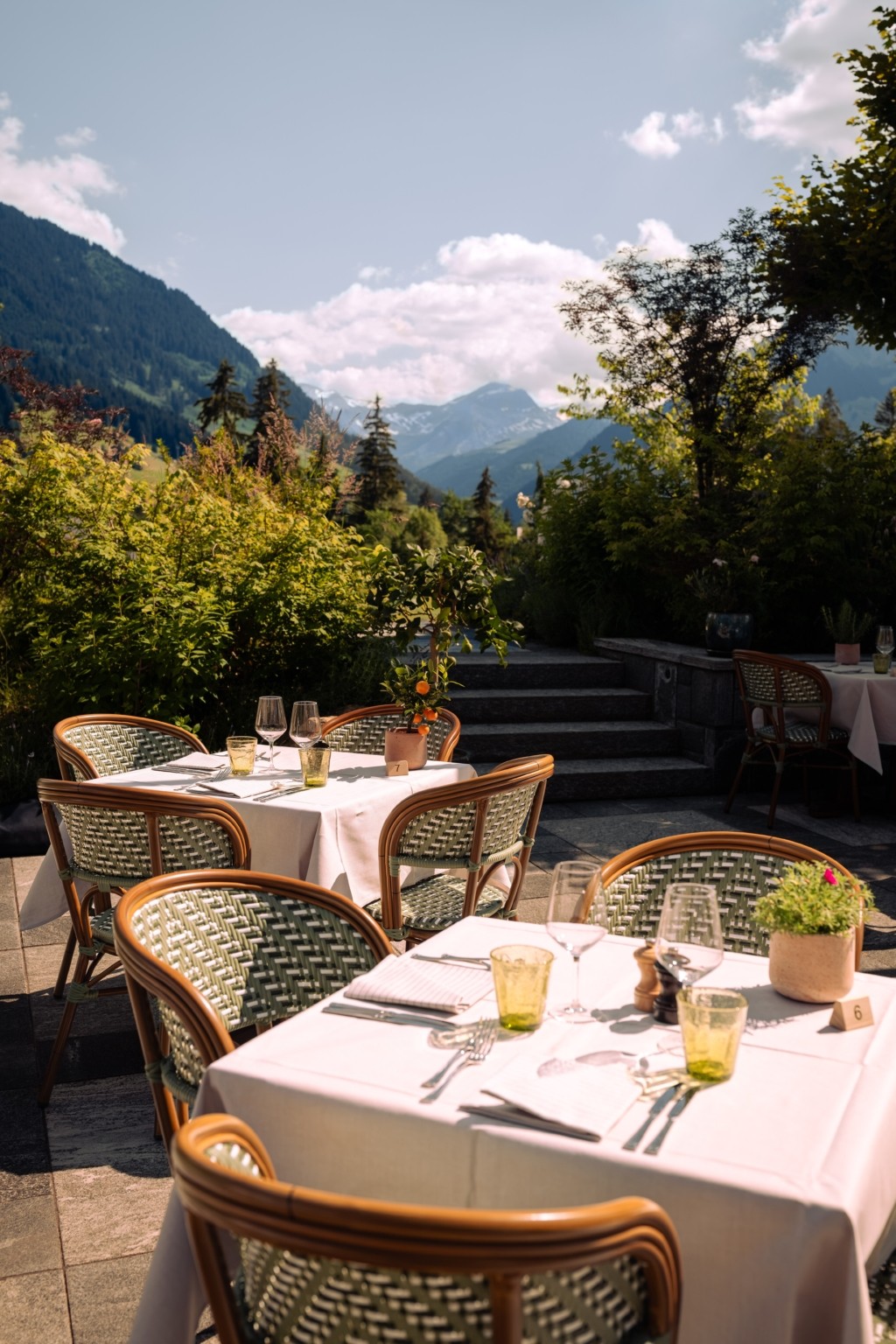 Πώς είναι το καλοκαίρι στο Gstaad Palace, το ξενοδοχείο-σύμβολο στις ελβετικές Αλπεις
