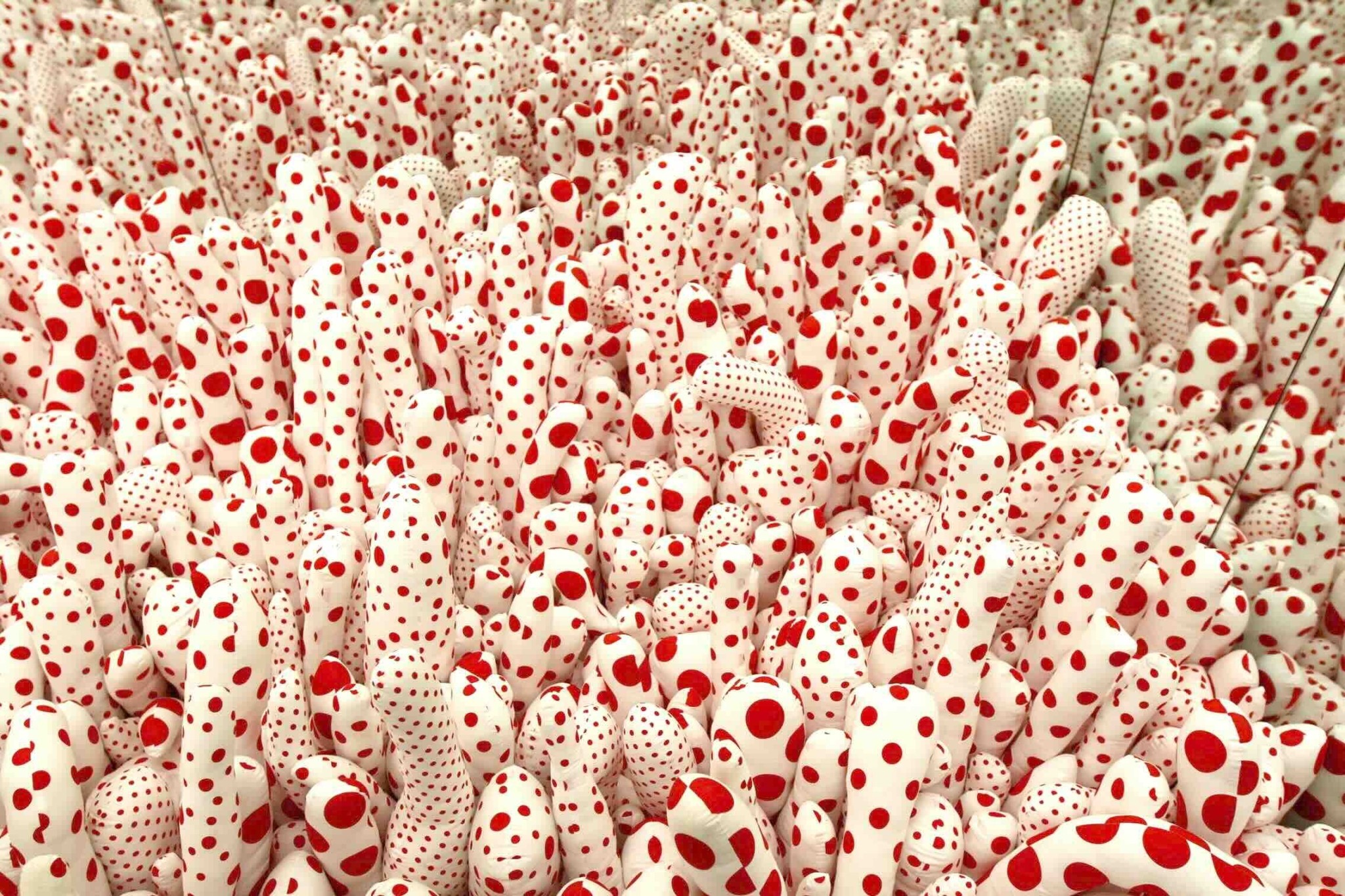 Yayoi Kusama: Η μυθιστορηματική ζωή της γυναίκας που άλλαξε τη σύγχρονη τέχνη