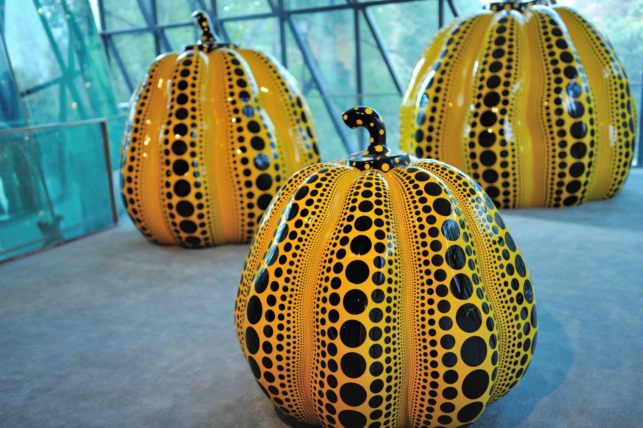 Yayoi Kusama: Η μυθιστορηματική ζωή της γυναίκας που άλλαξε τη σύγχρονη τέχνη