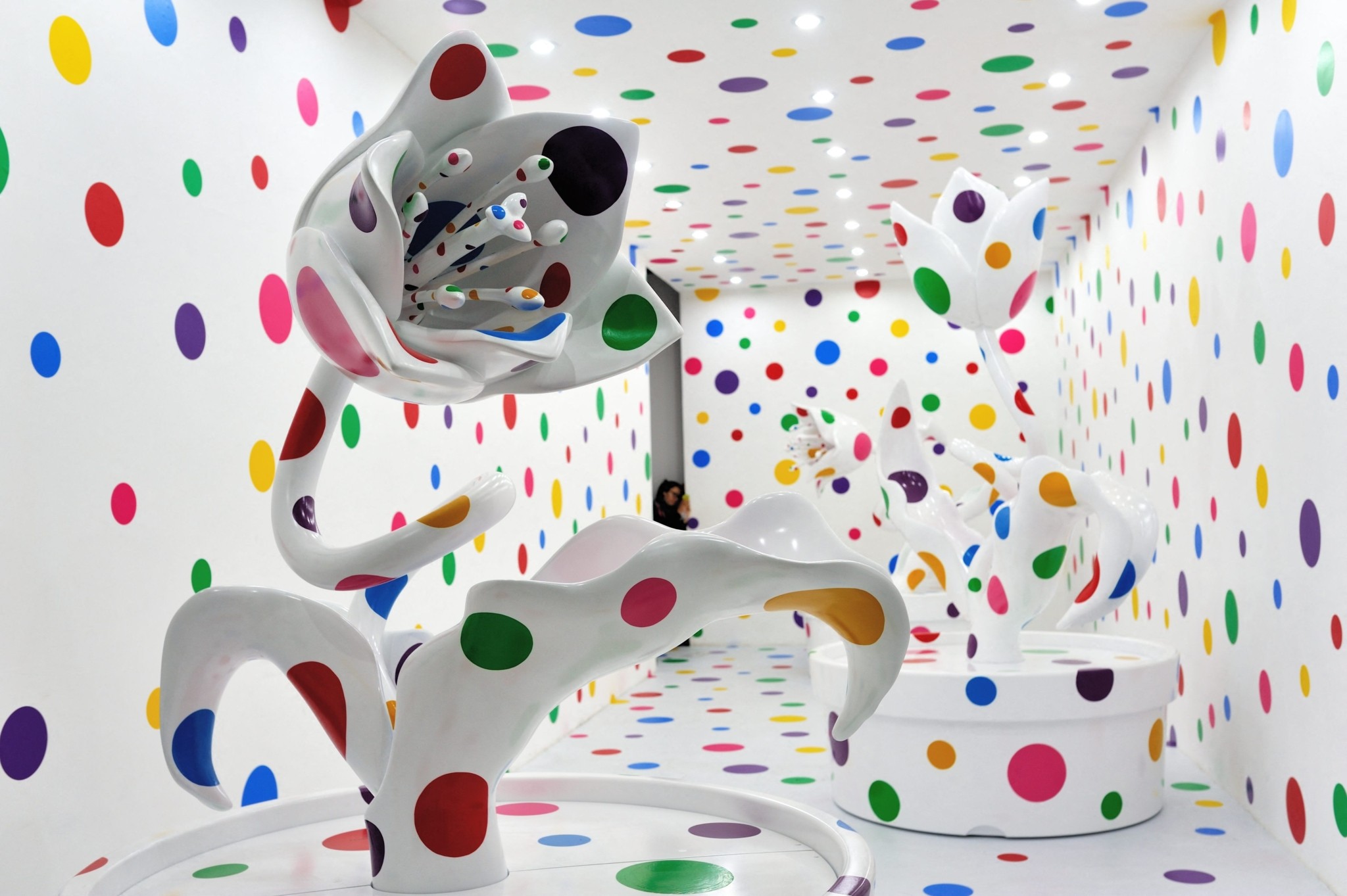 Yayoi Kusama: Η μυθιστορηματική ζωή της γυναίκας που άλλαξε τη σύγχρονη τέχνη