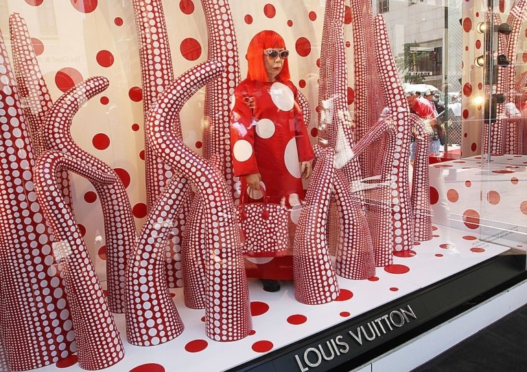 Yayoi Kusama: Η μυθιστορηματική ζωή της γυναίκας που άλλαξε τη σύγχρονη τέχνη