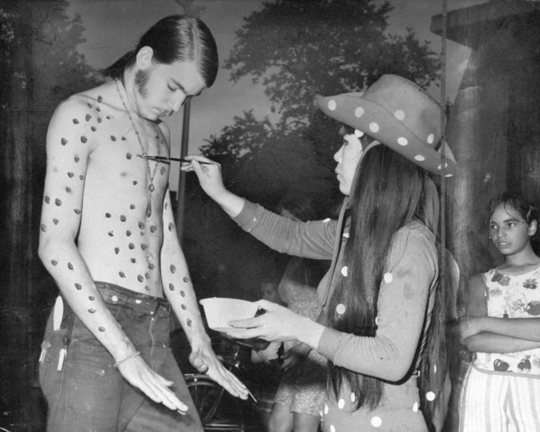 Yayoi Kusama: Η μυθιστορηματική ζωή της γυναίκας που άλλαξε τη σύγχρονη τέχνη