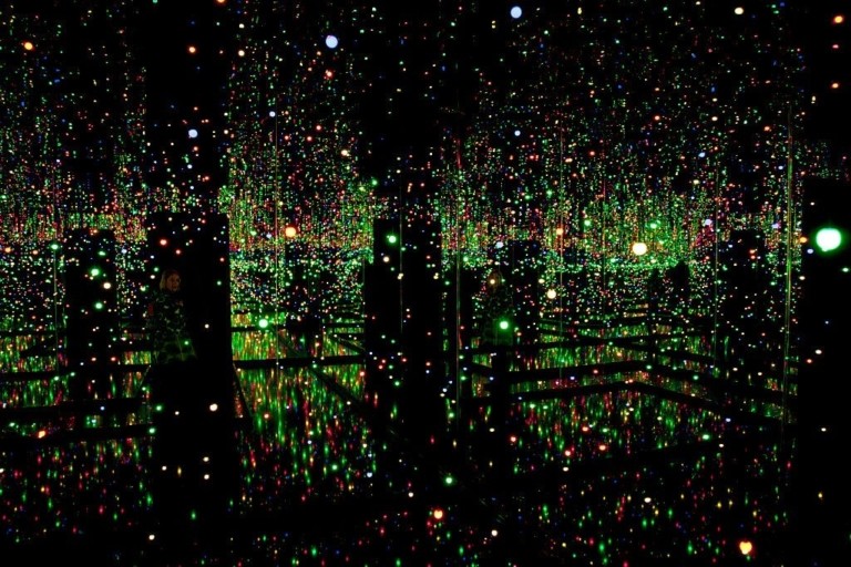 Yayoi Kusama: Η μυθιστορηματική ζωή της γυναίκας που άλλαξε τη σύγχρονη τέχνη