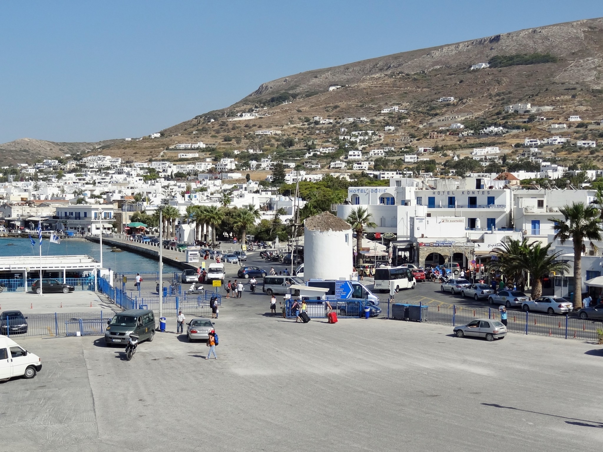 Πάρος: Πώς έγινε ο αγαπημένος προορισμός εφήβων και εικοσάρηδων