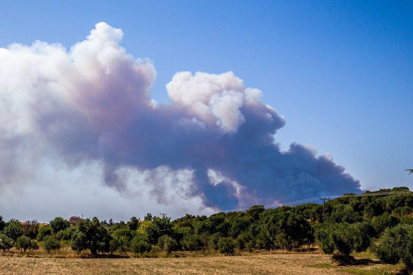 Φωτιά στη Χαλκιδική: Δίπλα σε σπίτια οι φλόγες, απεγκλωβισμοί δια θαλάσσης από τη Σίβηρη, εκκενώθηκε η Φούρκα
