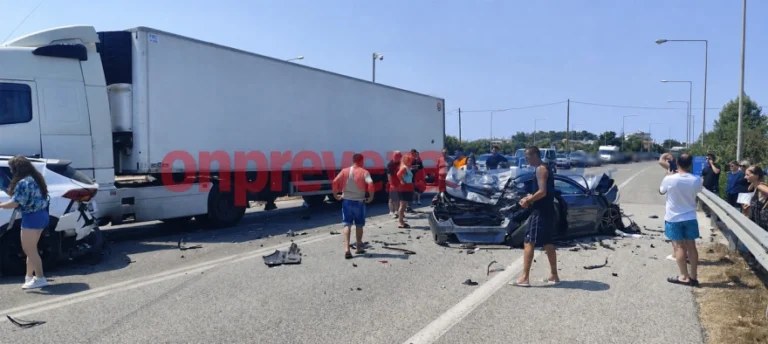 Σοβαρό τροχαίο στην Πρέβεζα: Φορτηγό συγκρούστηκε με τρία ΙΧ στην υποθαλάσσια ζεύξη Ακτίου – Αναφορές για τραυματίες