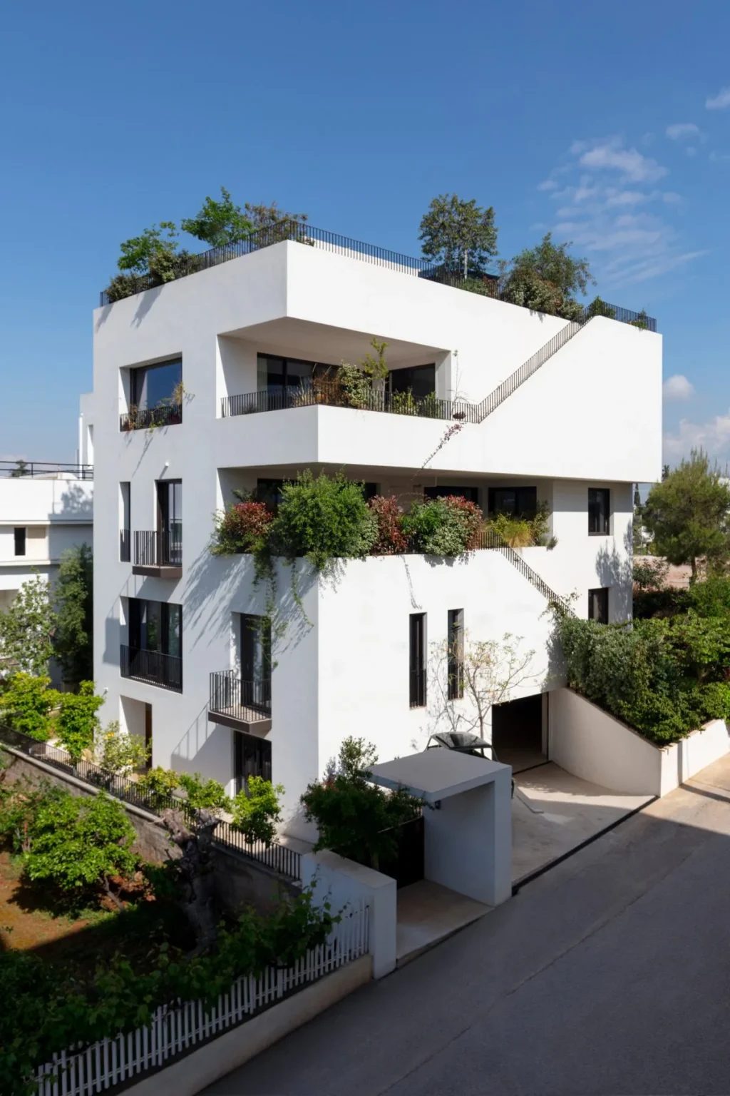 Οι ιστορίες πίσω από δύο design πολυκατοικίες στου Παπάγου