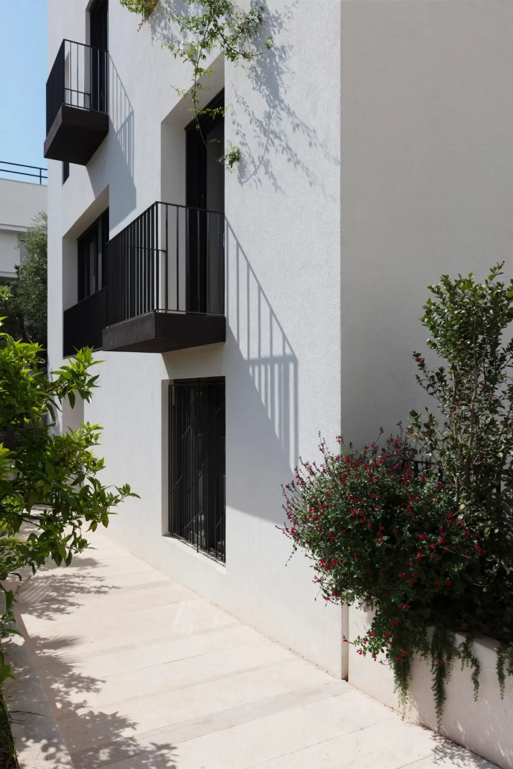 Οι ιστορίες πίσω από δύο design πολυκατοικίες στου Παπάγου