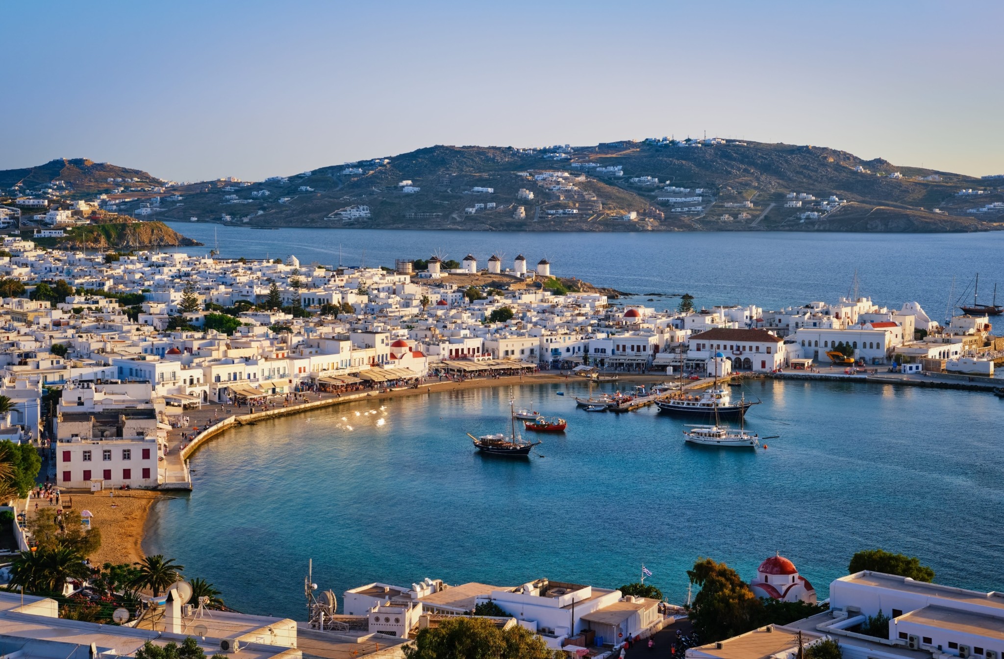 Η ποινή της Σαντορίνης: Πώς η ΑΙ αλλάζει τον χάρτη του τουρισμού