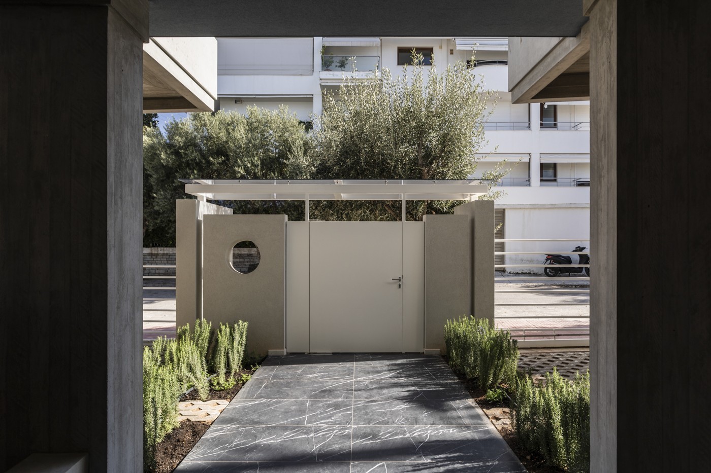 Οι ιστορίες πίσω από δύο design πολυκατοικίες στου Παπάγου