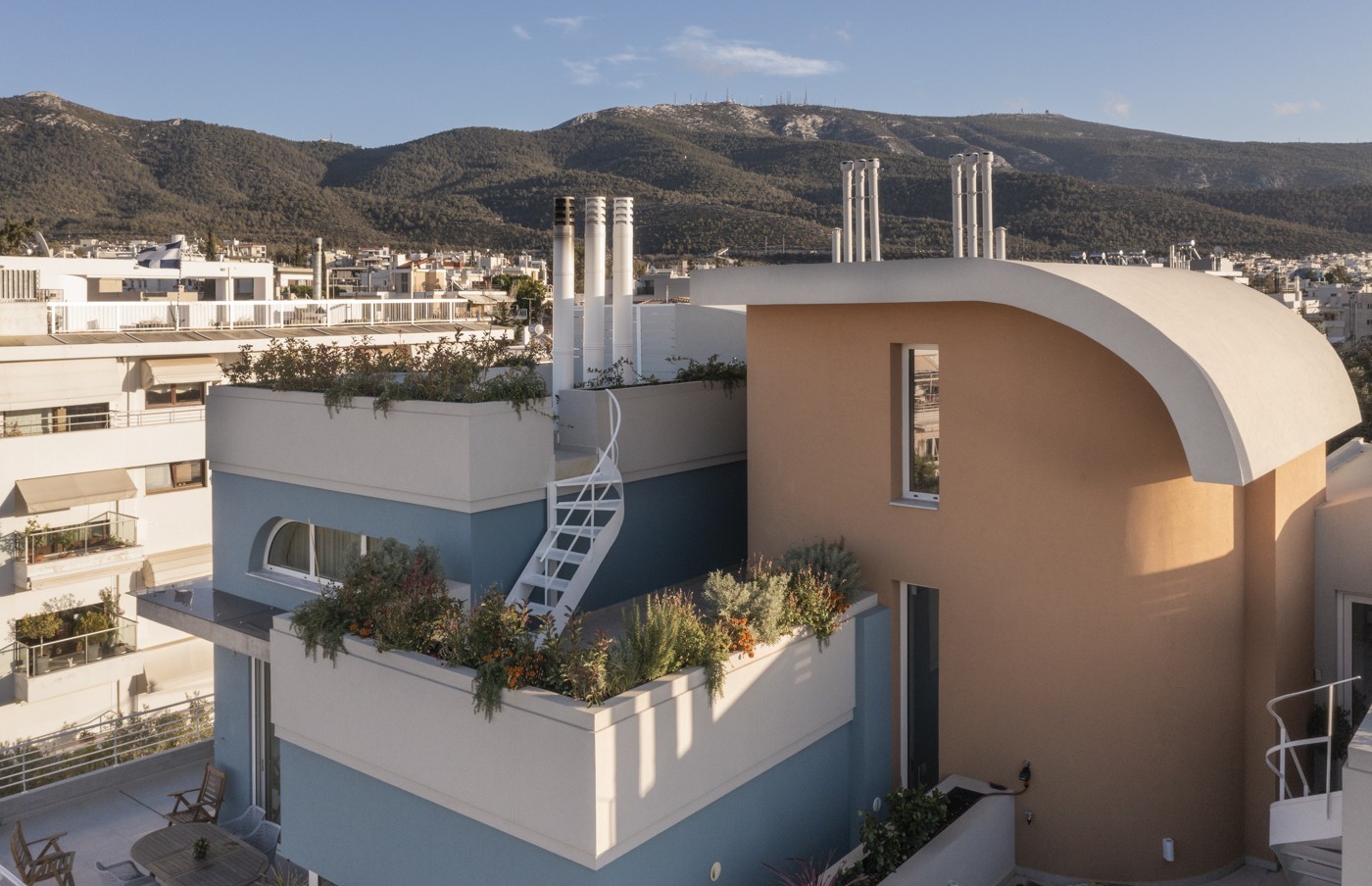 Οι ιστορίες πίσω από δύο design πολυκατοικίες στου Παπάγου