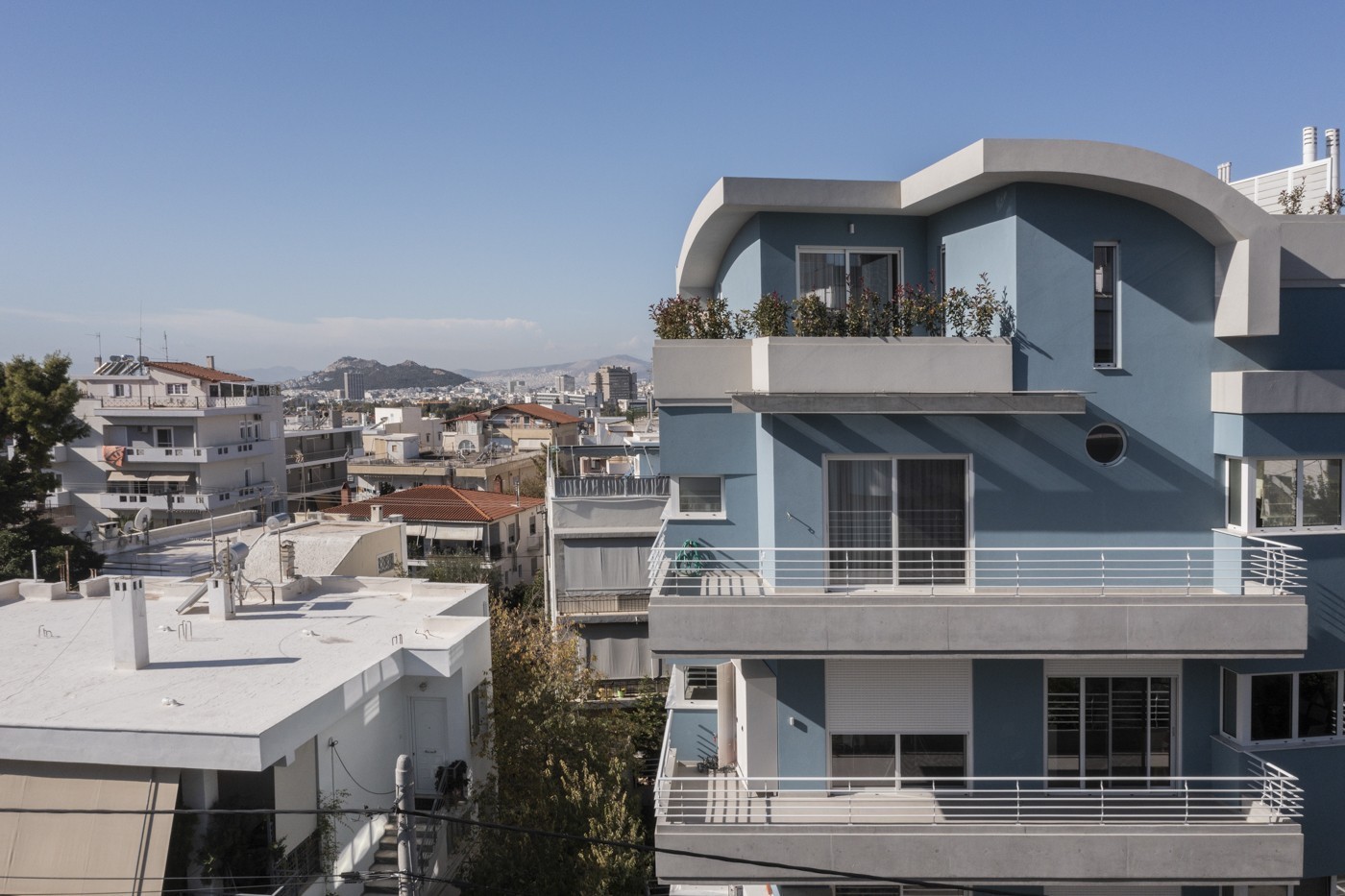 Οι ιστορίες πίσω από δύο design πολυκατοικίες στου Παπάγου