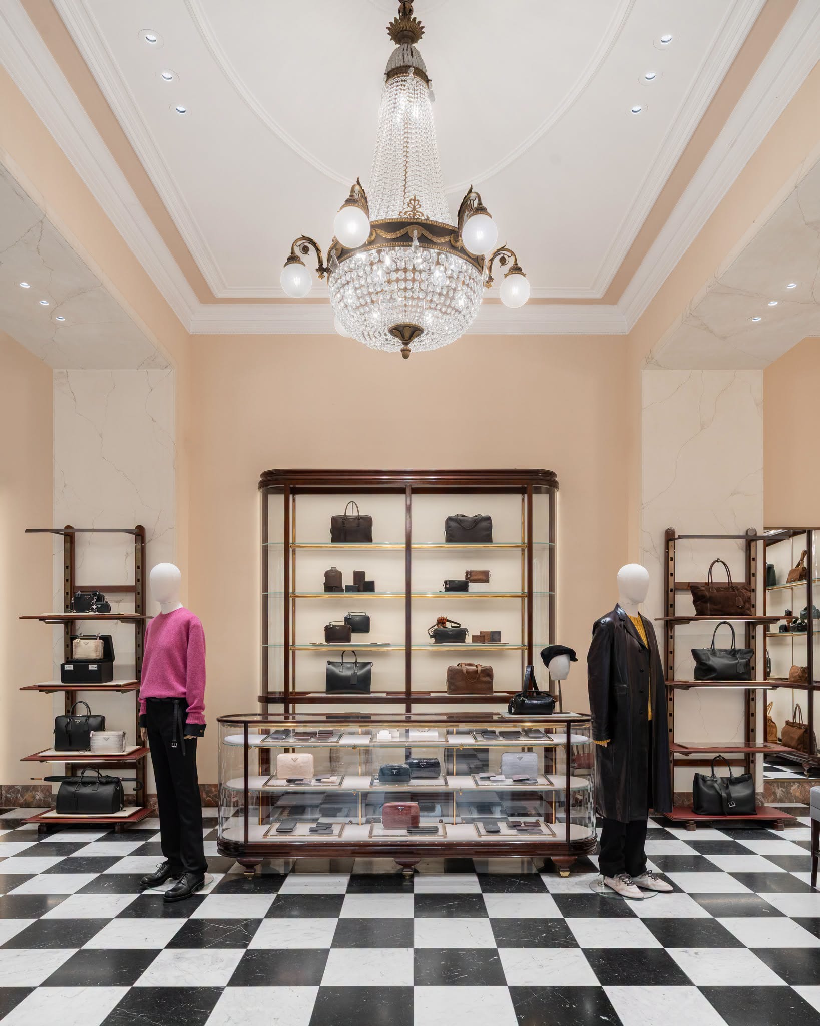 Το ολοκαίνουργιο Prada 8 ορόφων εκεί που ξεκίνησαν όλα