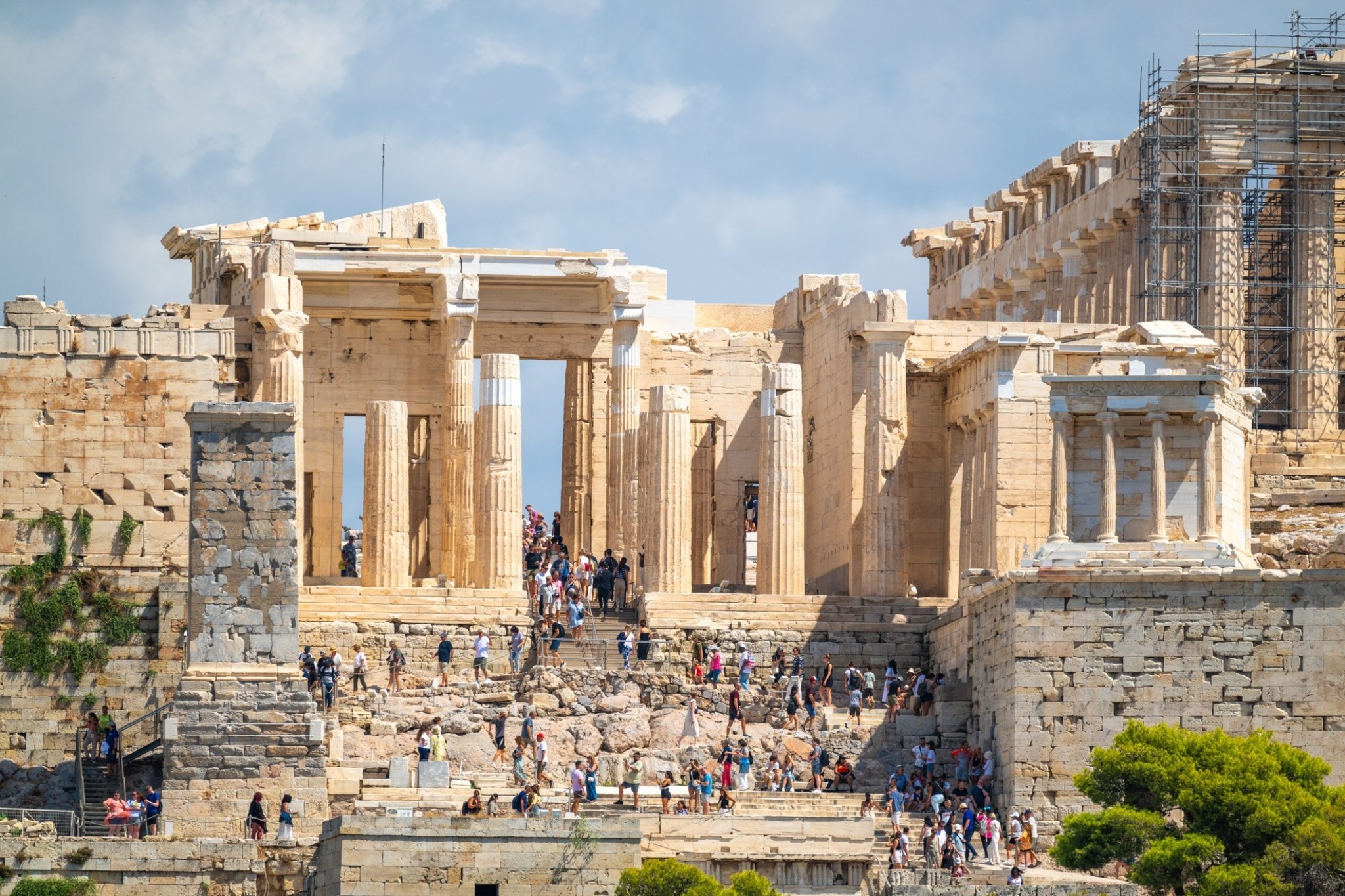 Ερευνα: Γιατί οι Ελληνες ξενοδόχοι προτιμούν τους αμερικανούς τουρίστες – Πού ταξιδεύουν και πόσα ξοδεύουν
