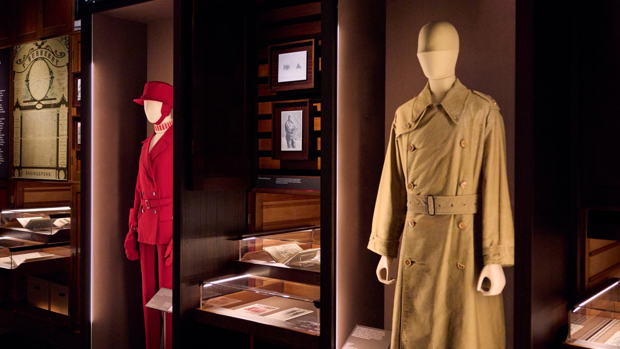 Η καμπαρντίνα Burberry στο μουσείο V&A