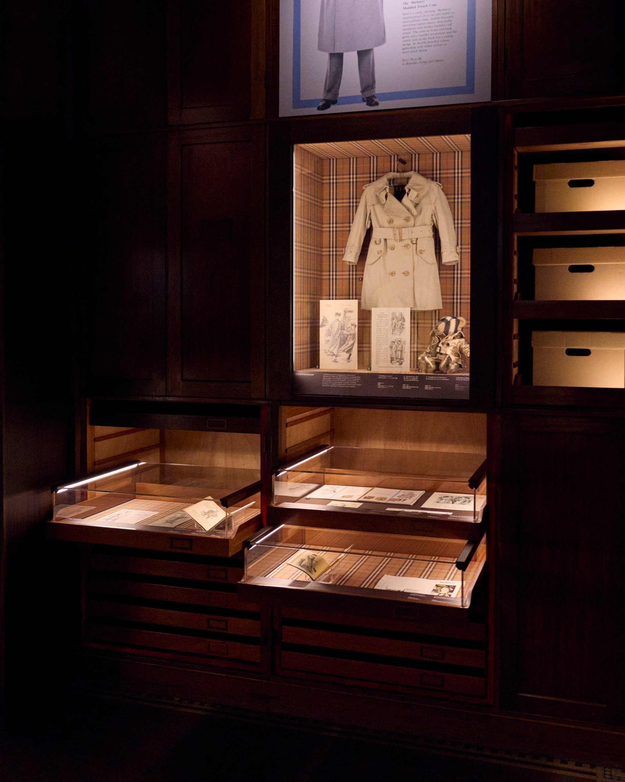 Η καμπαρντίνα Burberry στο μουσείο V&A