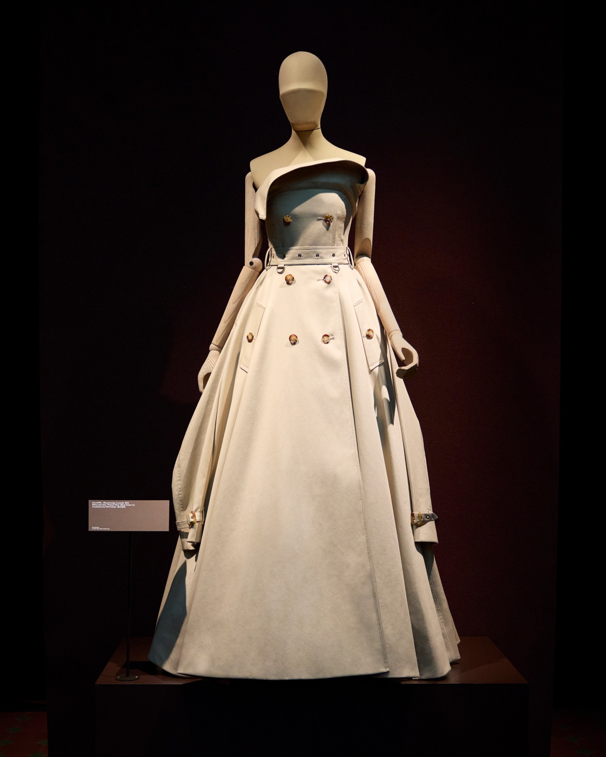 Η καμπαρντίνα Burberry στο μουσείο V&A