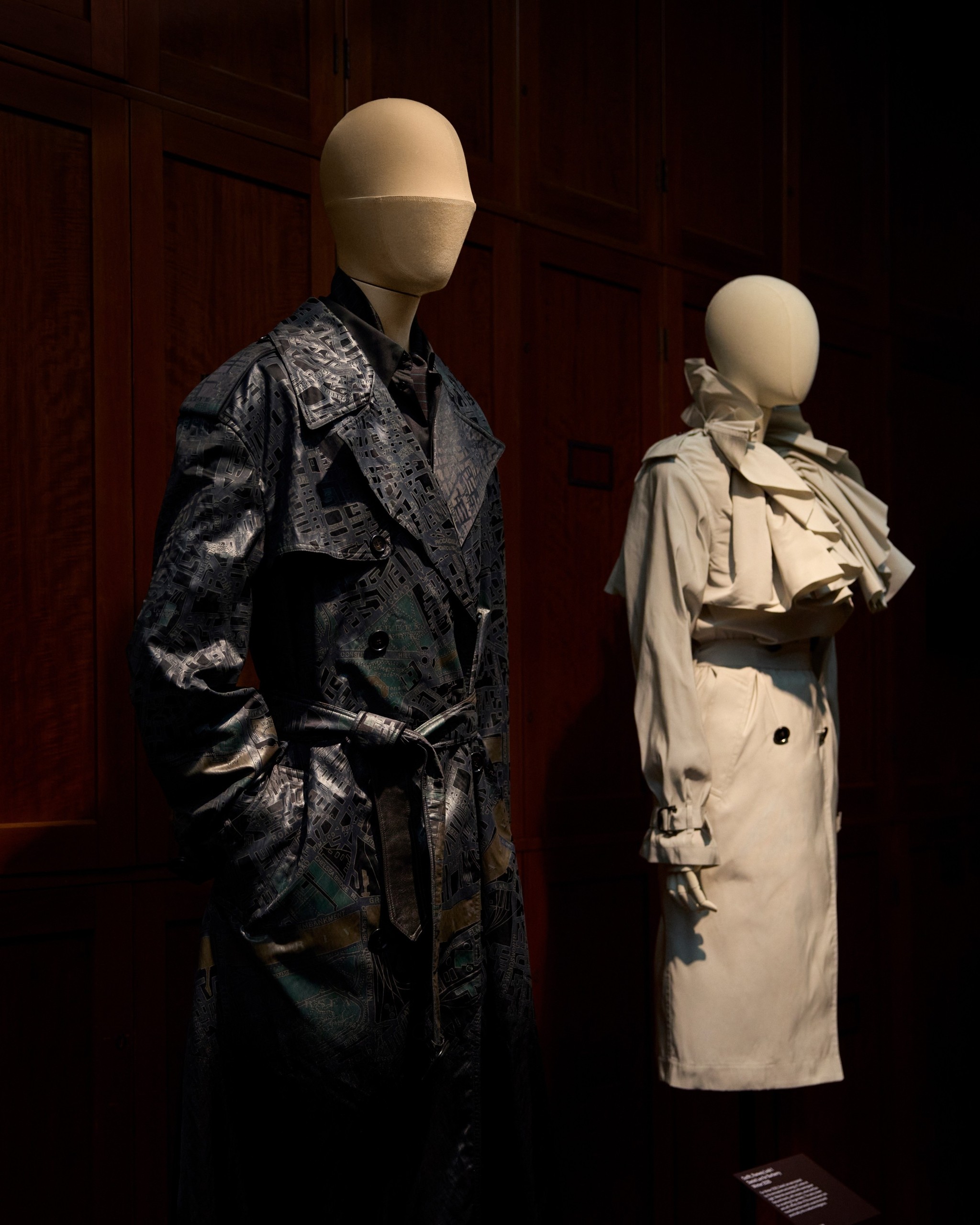 Η καμπαρντίνα Burberry στο μουσείο V&A