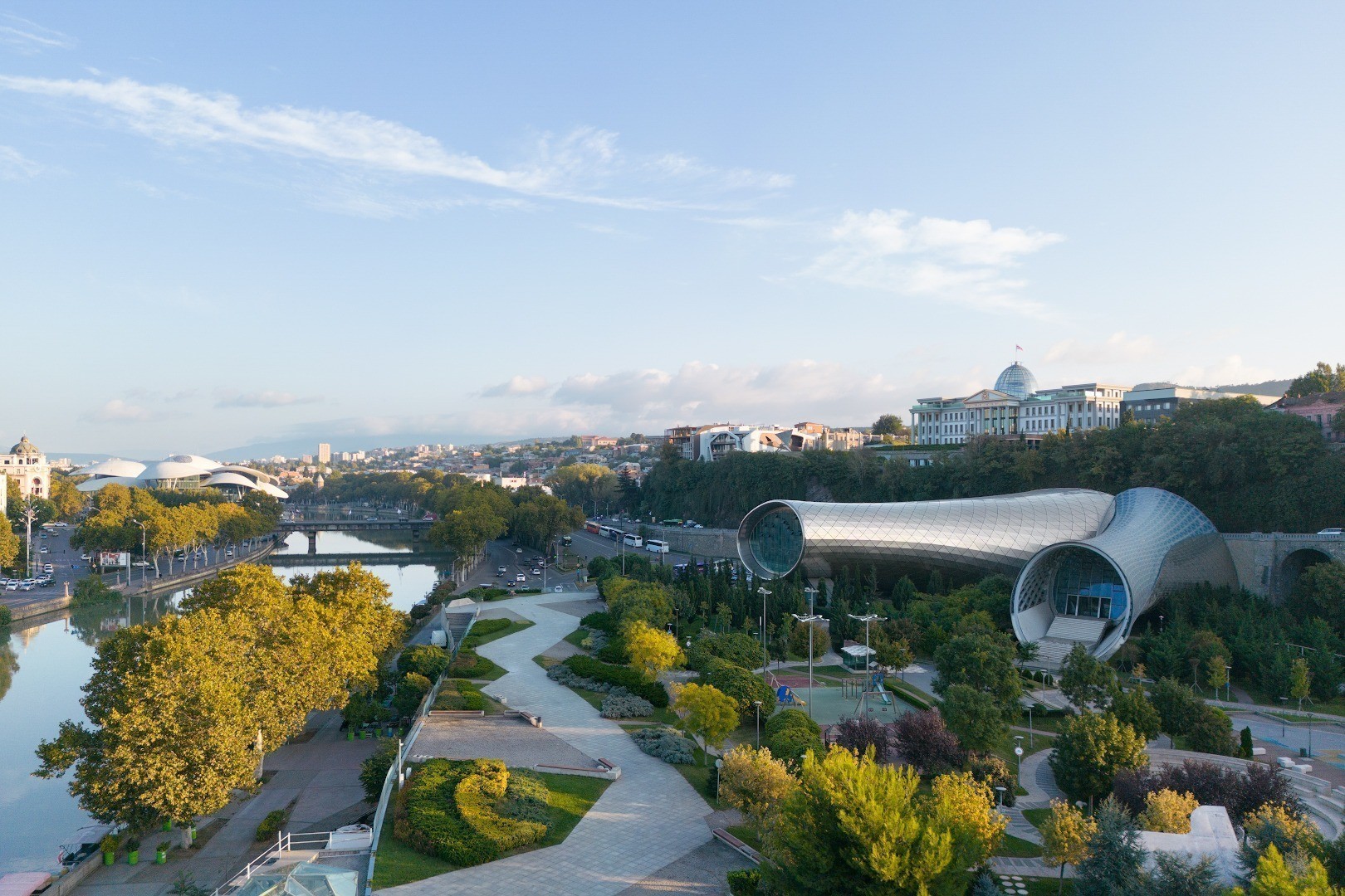 Η αίθουσα συναυλιών που δεν άνοιξε ποτέ, τώρα γκρεμίζεται