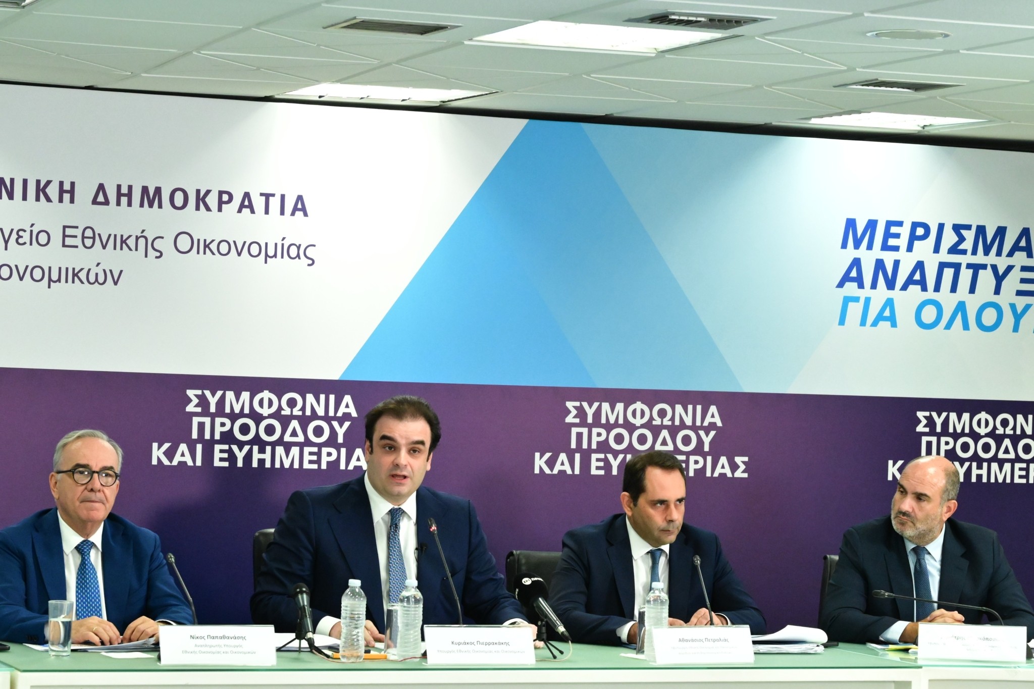 <div style="width:1px;height:1px"></div>Πιερρακάκης: Τέλος στο «έξτρα» τεκμαρτό για 9 στους 10 επαγγελματίες- Αυξήσεις σε μισθούς και συντάξεις, νέος «κουμπαράς» για κάθε παιδί – Live