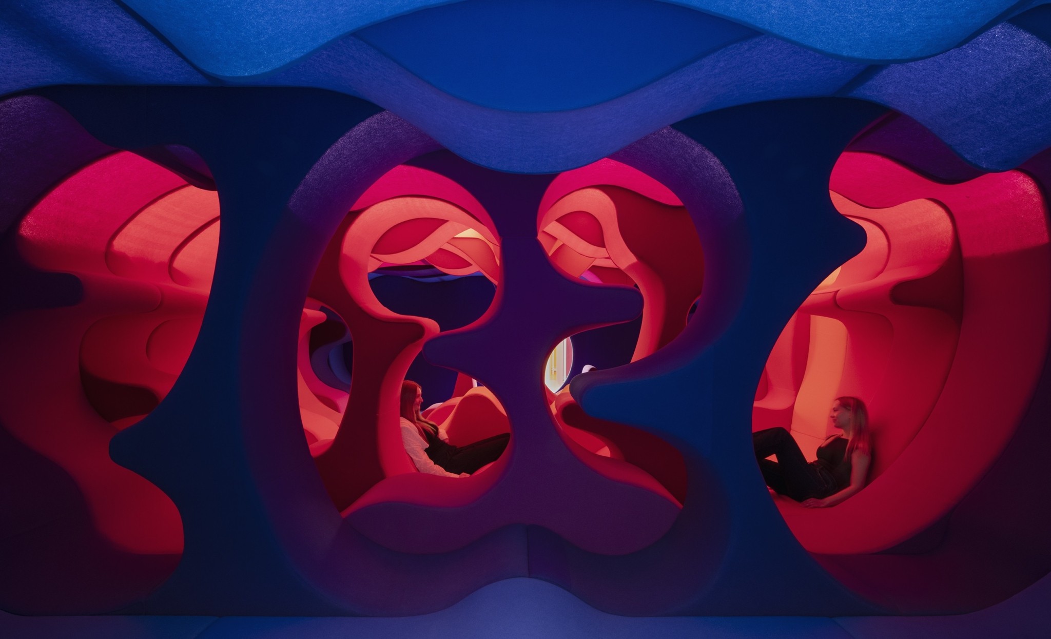Η μεγαλειώδης φαντασία του Verner Panton σε μια έκθεση-σταθμό