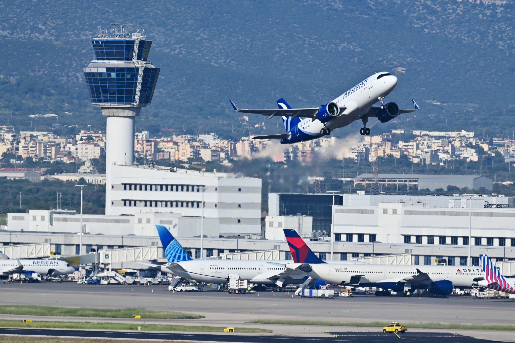 Αεροδρόμιο Ακτίου: Η δυτική ακτή κρατάει το καλοκαίρι ως τον Οκτώβριο