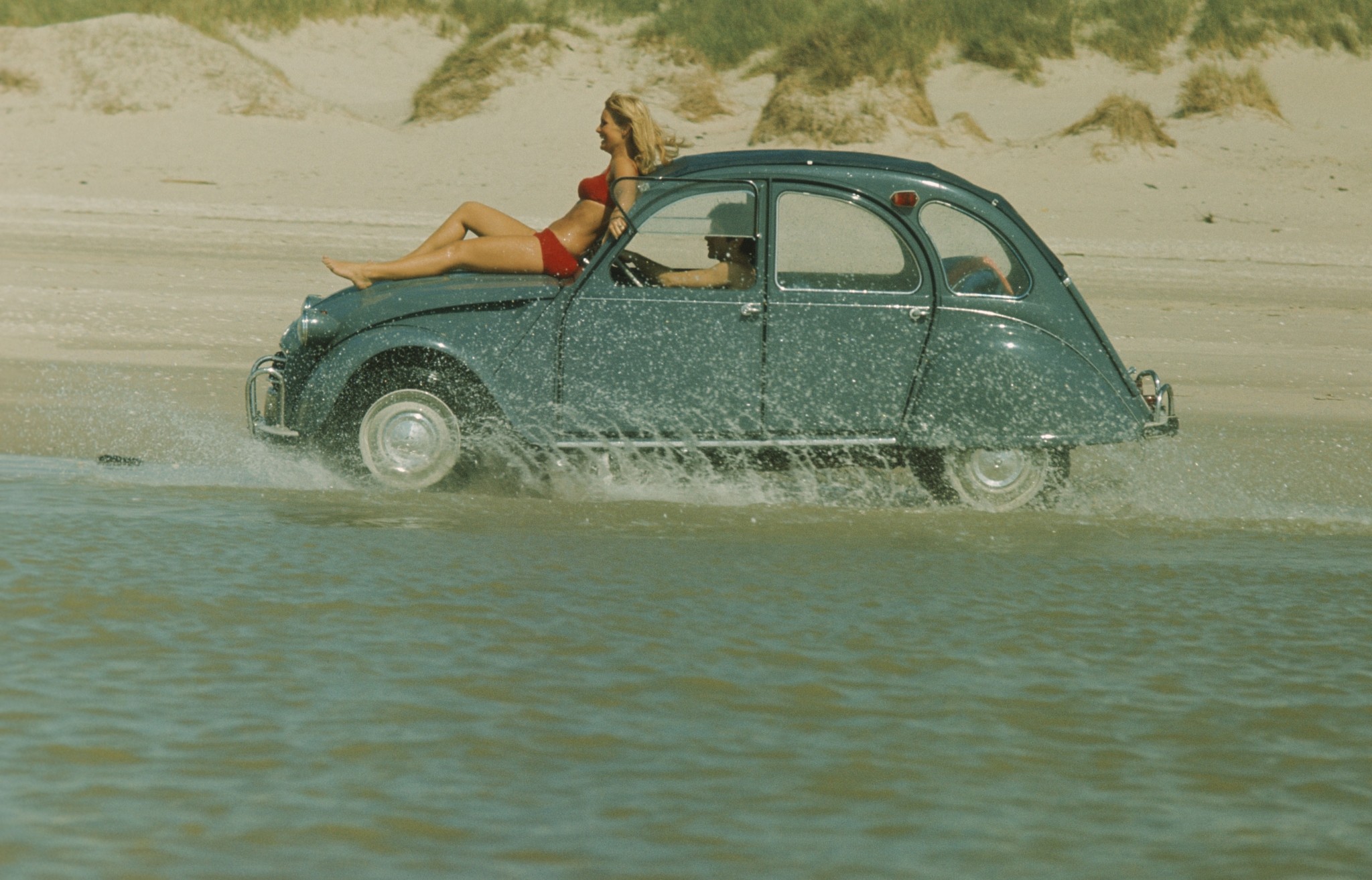 Citroen 2CV: Το ασχημόπαπο και σύμβολο μιας εποχής επιστρέφει