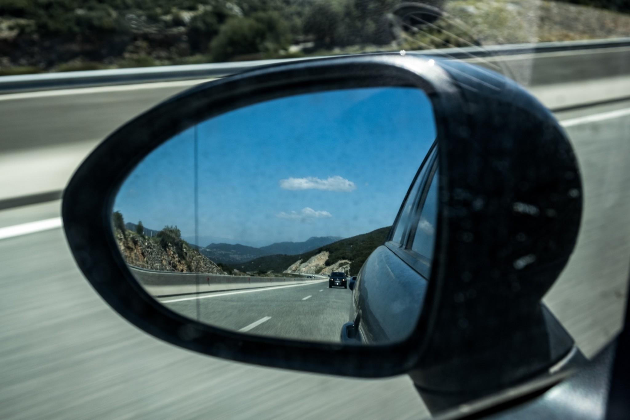 Ο ισοβίτης της αριστερής και ο άρχοντας της μεσαίας: Οι φυλές των λωρίδων στους ελληνικούς δρόμους