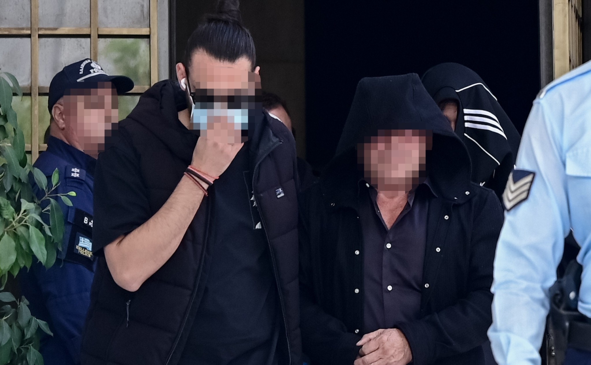 Κύκλωμα της Pizza Fan: Στην Ευελπίδων οι συλληφθέντες, δείτε φωτογραφίες και βίντεο
