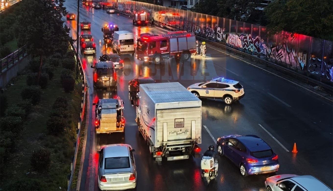 Μεγάλο μποτιλιάρισμα στον Κηφισό μετά από τροχαίο στο ύψος της Λιοσίων – Αυτοκίνητο έριξε κολώνα φωτισμού