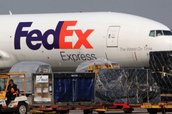 FedEx: Αναμένει ζημιά $1 δισ. από τους δασμούς του Τραμπ και το τέλος του «de minimis»