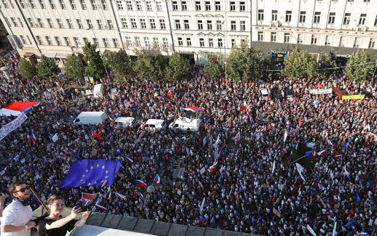 Τσεχία: Μαζική διαδήλωση για την παραίτηση του πρωθυπουργού Μπάμπις