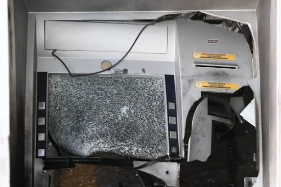 Σημαντικές υλικές ζημιές σε ΑΤΜ στην Κερατέα